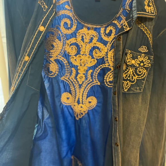 ROAR Embroidered Embellished Fitted Shirt - Picture 2 of 11